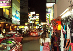 soi thaniya at night